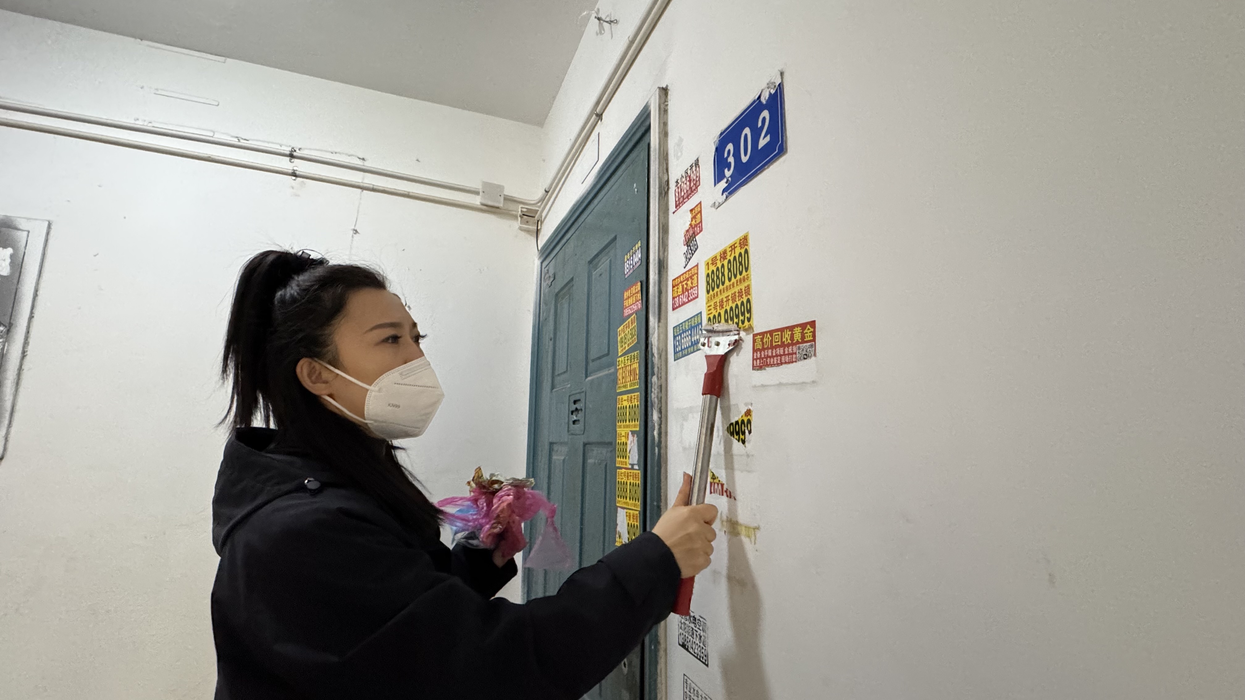 最美劳动瞬间+交培公司+曹奕然+17705131771+2025年4月13日下午,交通技工学校党员教师先锋队成员王瑞婷走进星化社区,化身社区环境的守护者,清扫街巷、清除“城市牛皮癣”,让社区面貌焕然一新,用实际行动诠释着劳动的意义。.jpg 最美劳动瞬间+交培公司+曹奕然+17705131771+2025年4月13日下午,交通技工学校党员教师先锋队成员王瑞婷走进星化社区,化身社区环境的守护者,清扫街巷、清除“城市牛皮癣”,让社区面貌焕然一新,用实际行动诠释着劳动的意义。.jpg